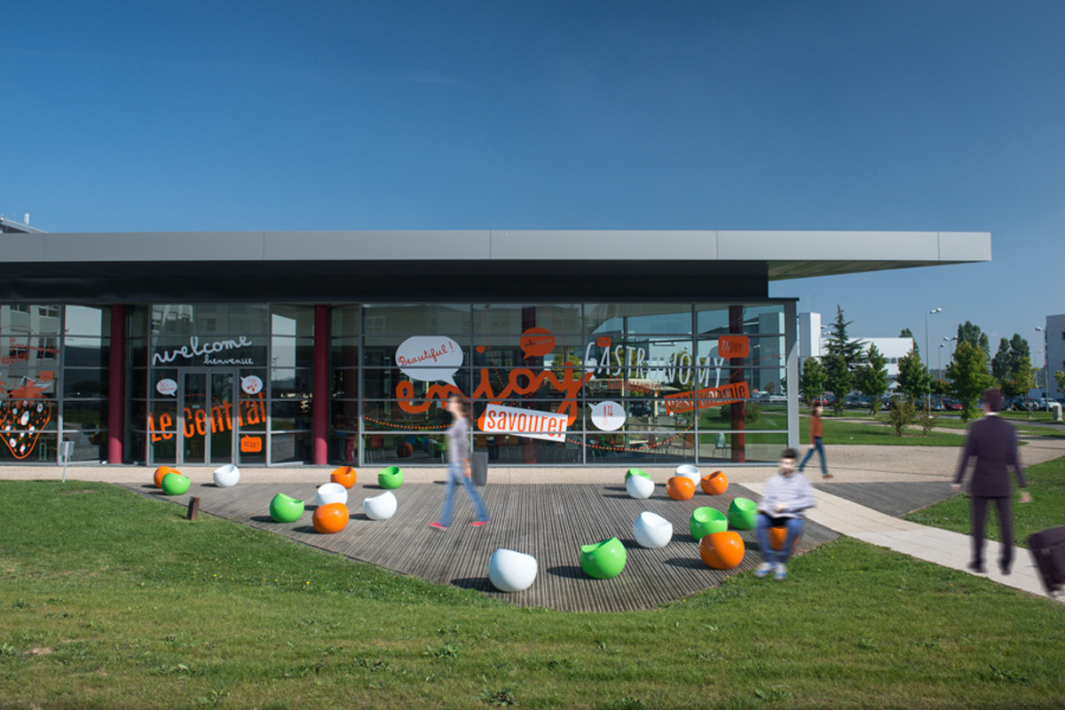 decoration murale vitrophanie siege social façade vitree geant creation restaurant entreprise amenagement