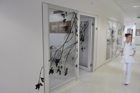 decoration couloir mur hôpital centre de soins balneotherapie clinique vitrophanie decor sol