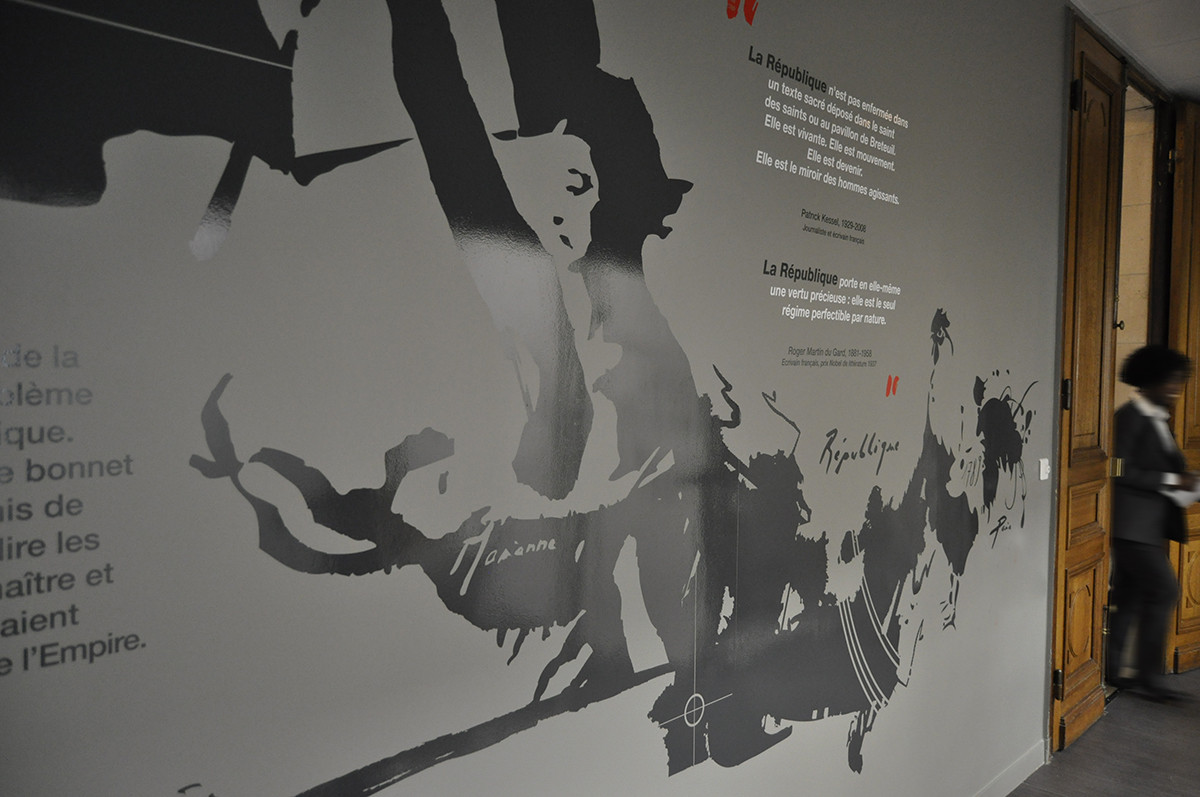 decoration murale de mairie et signalétique intérieure moderne.