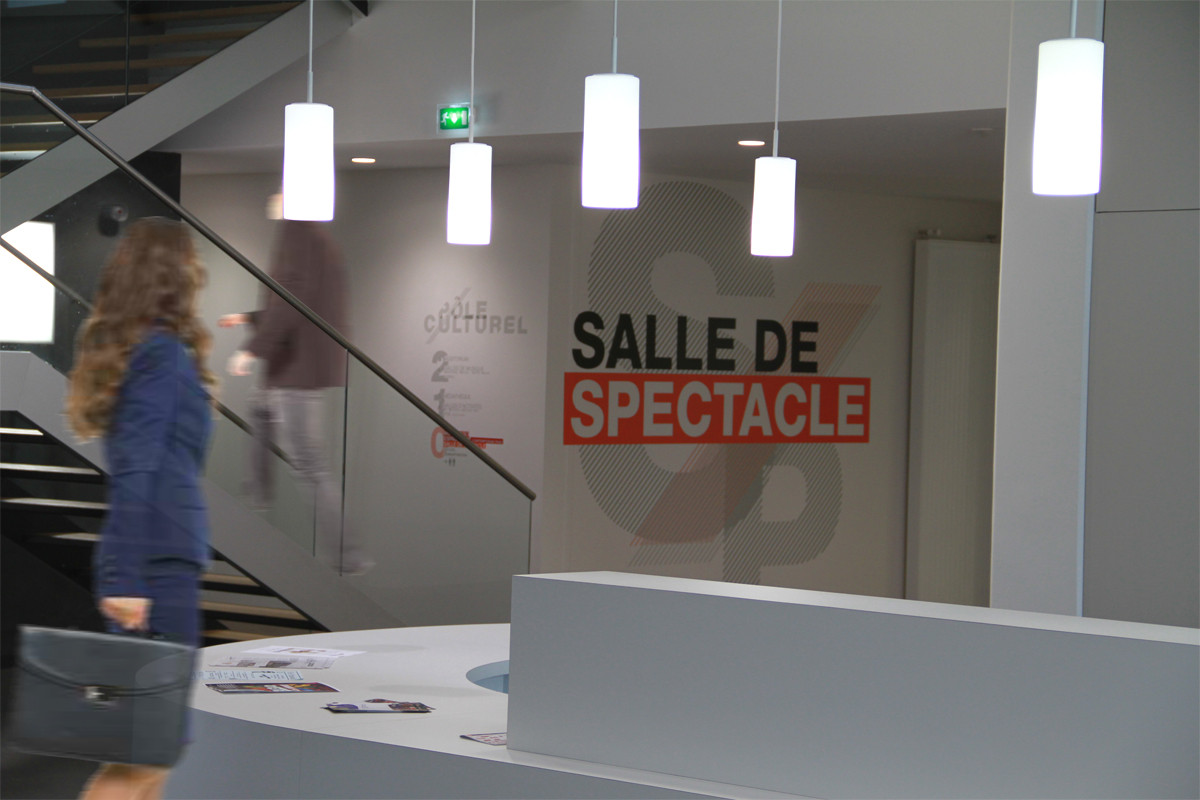 decoration et signaletique geante mediatheque salle de cinema. conception fabrication pose.