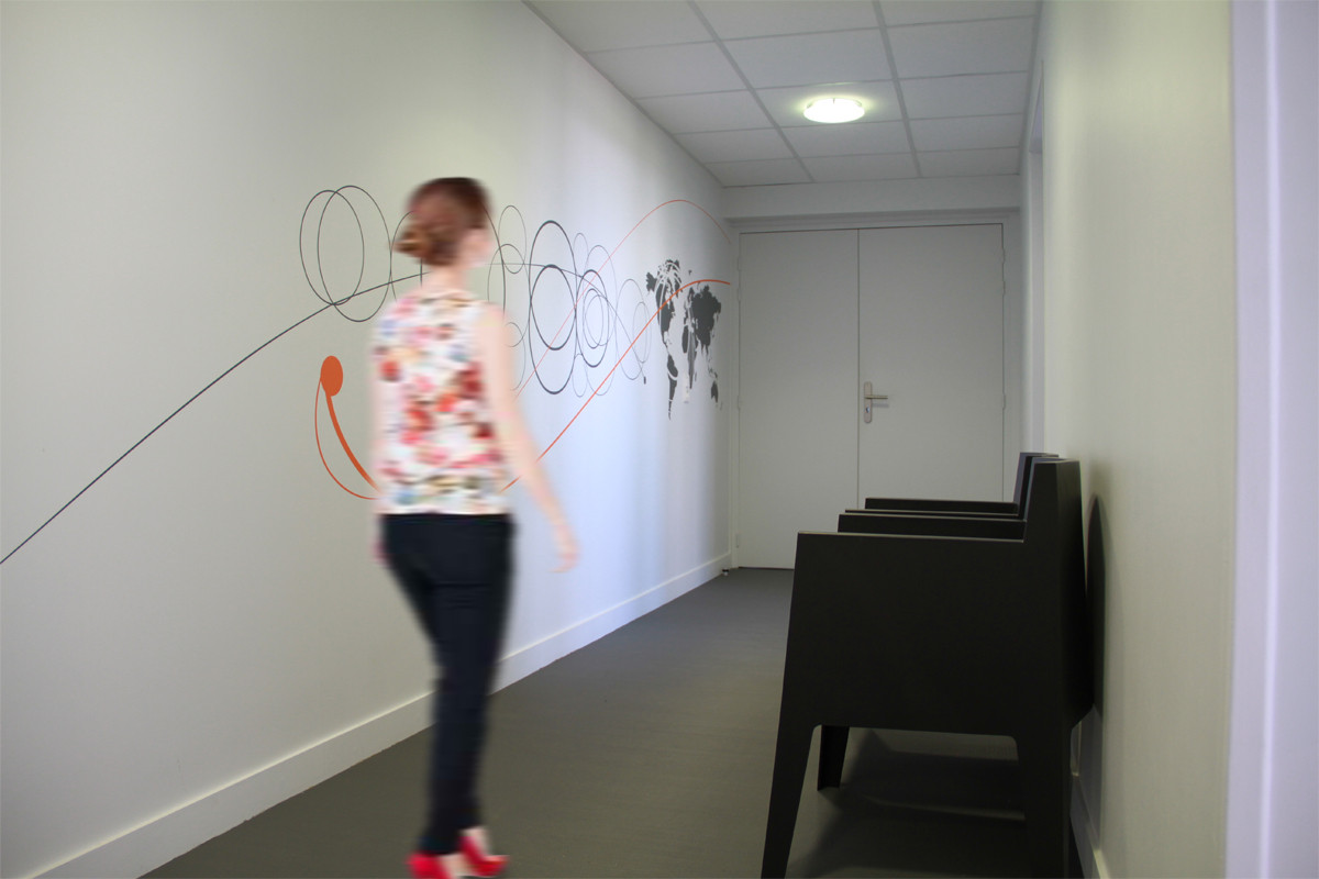 centre relation presse. decoration signaletique couloir espace pause. decor et design mural