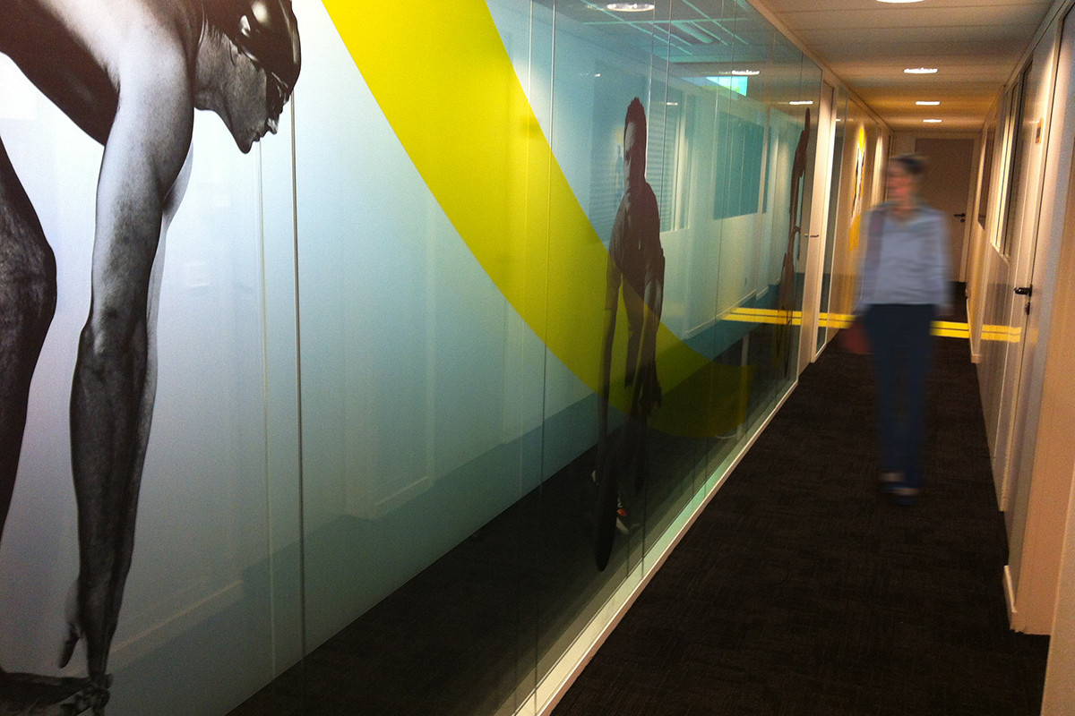 siege social paris decoration signaletique moderne couloir vitrophanie exclusive sur mesure sport