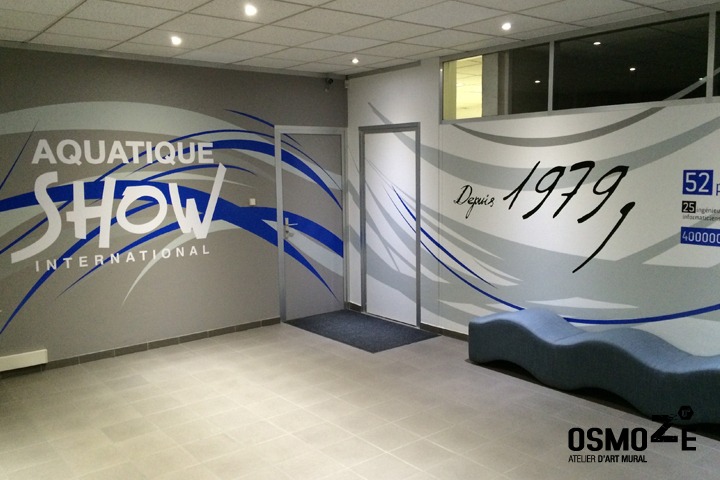 Le site de production et le centre logistique mondial d&rsquo;Aquatique Show sublimés par des ondes aquatiques graphiques