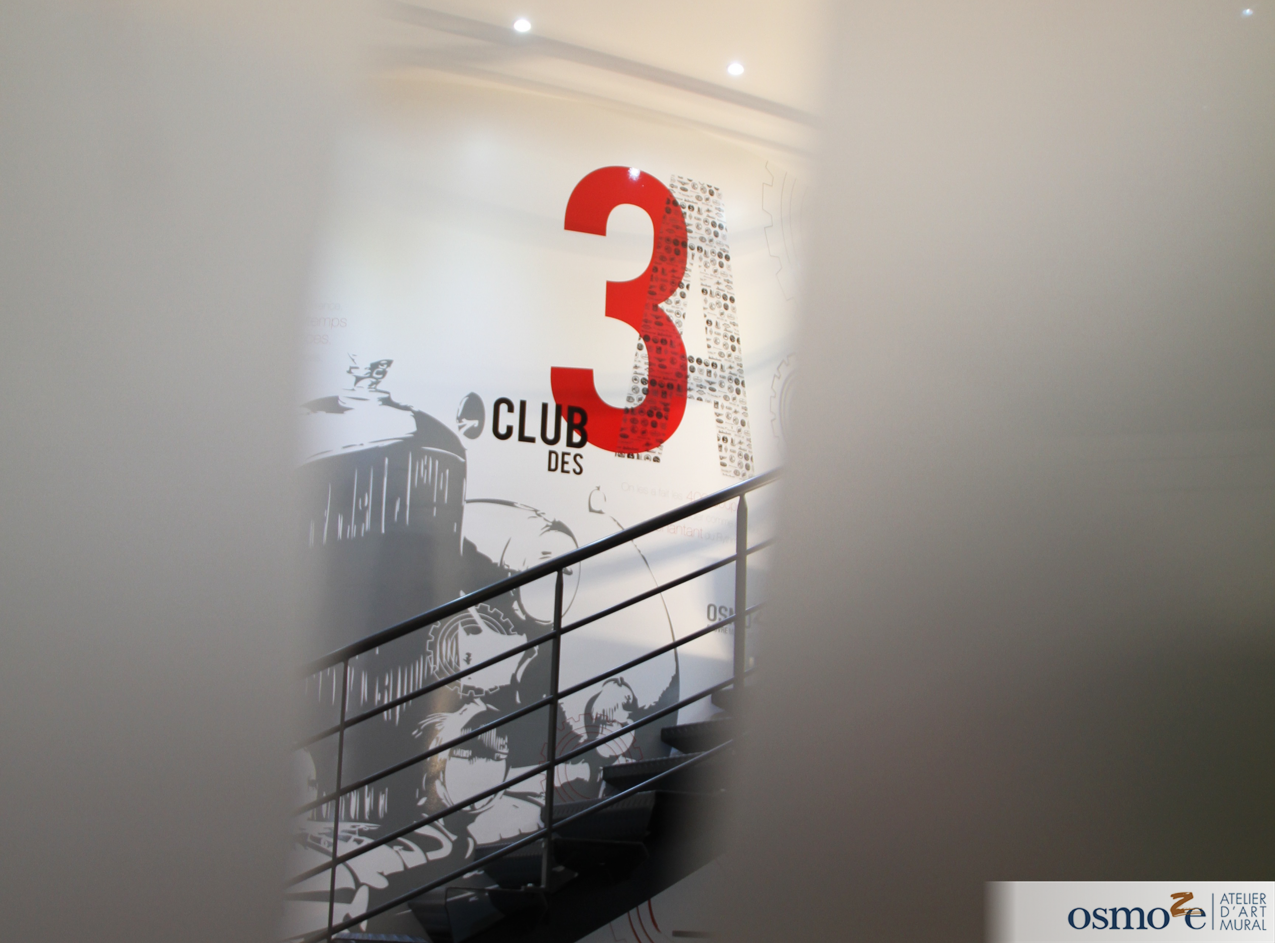 Une nouvelle épreuve graphique pour Osmoze : la pose d’un immense sticker mural pour le club 3A, féru d’automobiles anciennes