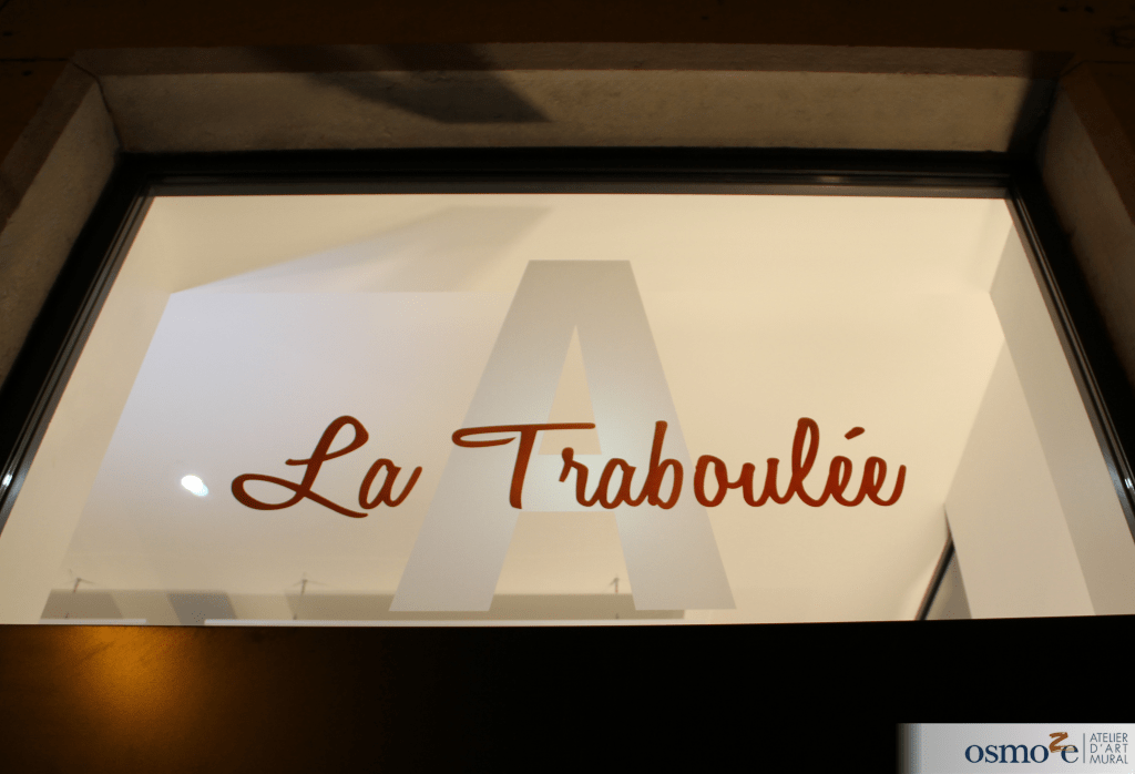 Une nouvelle épreuve graphique pour Osmoze : la pose d'un immense sticker mural pour le club 3A, féru d'automobiles anciennes 12 IMG 1141