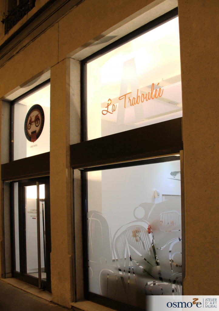 Une nouvelle épreuve graphique pour Osmoze : la pose d'un immense sticker mural pour le club 3A, féru d'automobiles anciennes 10 IMG 1142 1