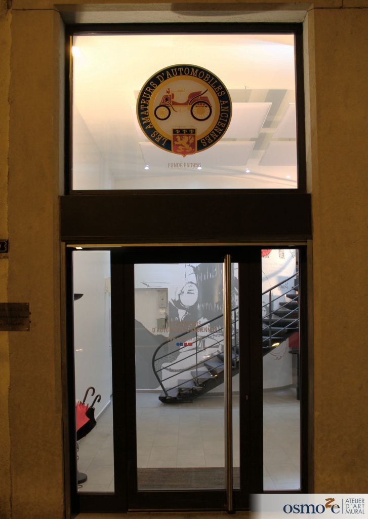 Une nouvelle épreuve graphique pour Osmoze : la pose d'un immense sticker mural pour le club 3A, féru d'automobiles anciennes 11 Extérieur du bâtiment et vitrophanie