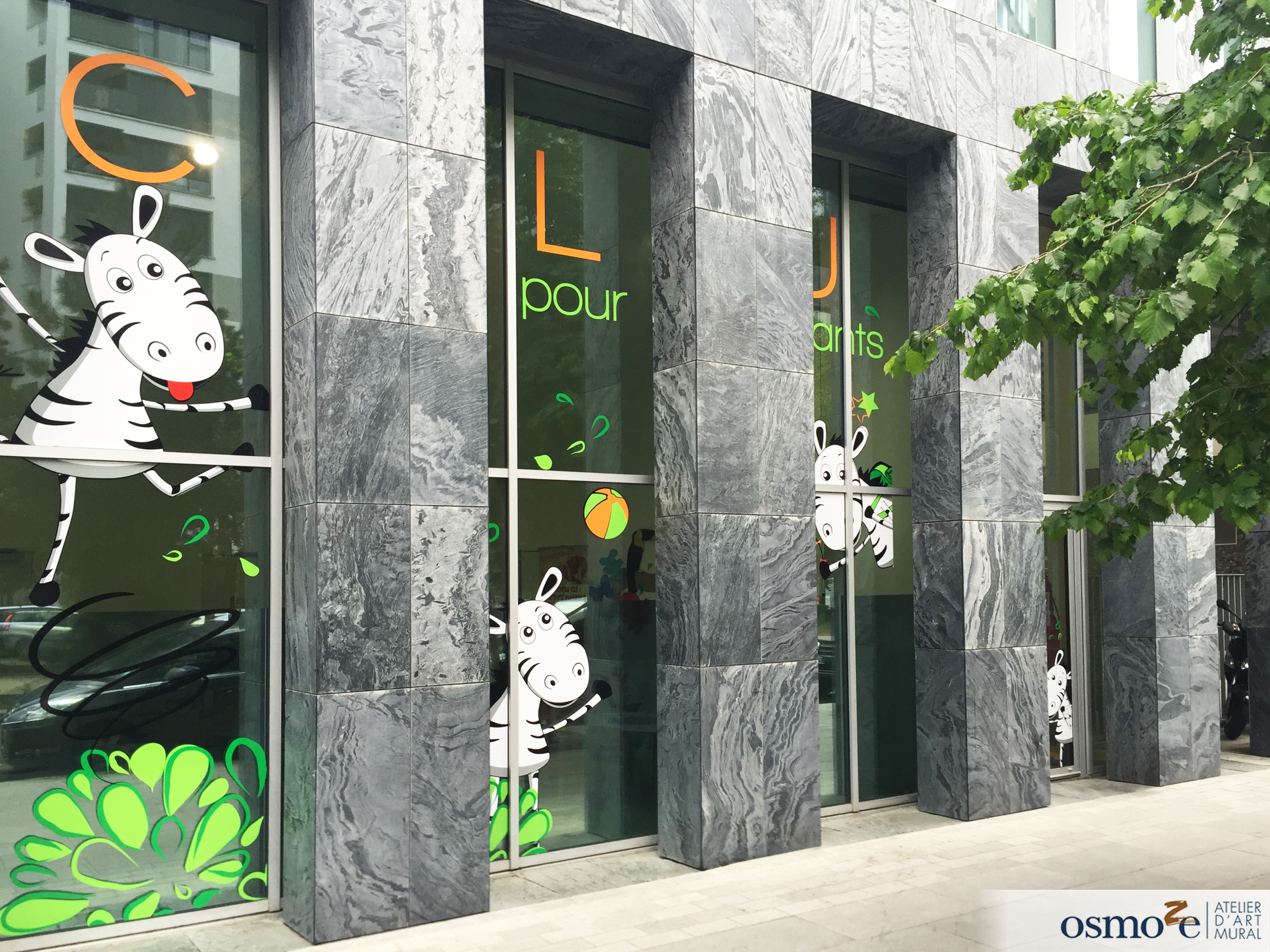 Bong, Bong, Bong… Avez-vous déjà vu un zèbre bondissant ? Découvrez les nouvelles vitrophanies du club pour enfants Arco Iris (92)