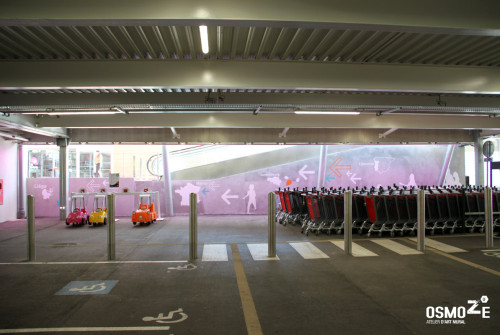 decoration-parking-vinyle-fleche-signaletique-ref Décoration Parking > Façade Béton > Galerie Commerciale Mont Saint Martin