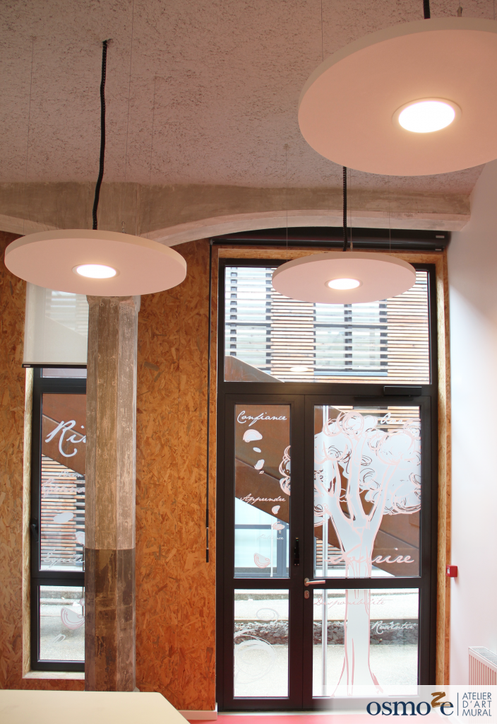 Une association d'aide aux personnes en situation de handicap sublimée par notre art mural à Mulhouse 12 vitrophanie