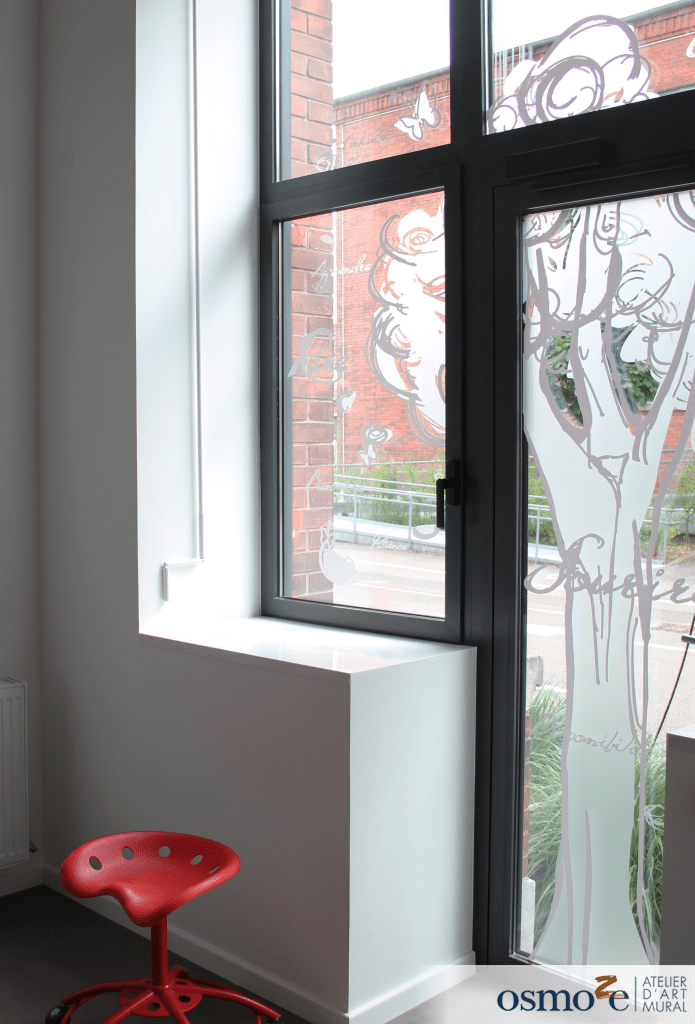 Une association d'aide aux personnes en situation de handicap sublimée par notre art mural à Mulhouse 13 vitrophanie