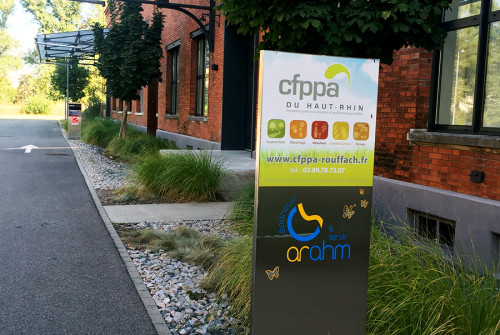 Décoration Murale & Signalétique > Totem > Association Handicap ARAHM Mulhouse decoration murale arahm aapei entree