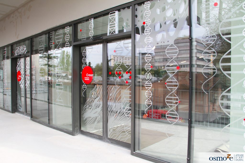 Entrée du CROUS de bordeaux - vitrophanie extérieure avec du blanc et du rouge 