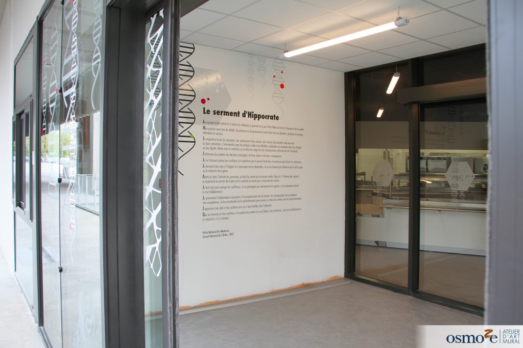 Entrée du restaurant universitaire crous avec des vitrophanies et une fresque textuelle 