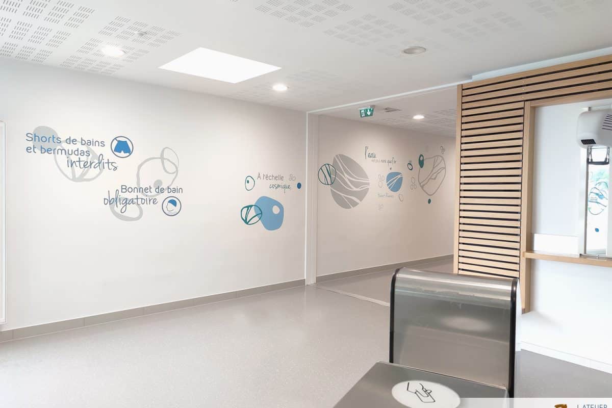   Signalétique artistique, décoration murale et vitrophanie pour la piscine de Tagolsheim – MULHOUSE (68) 