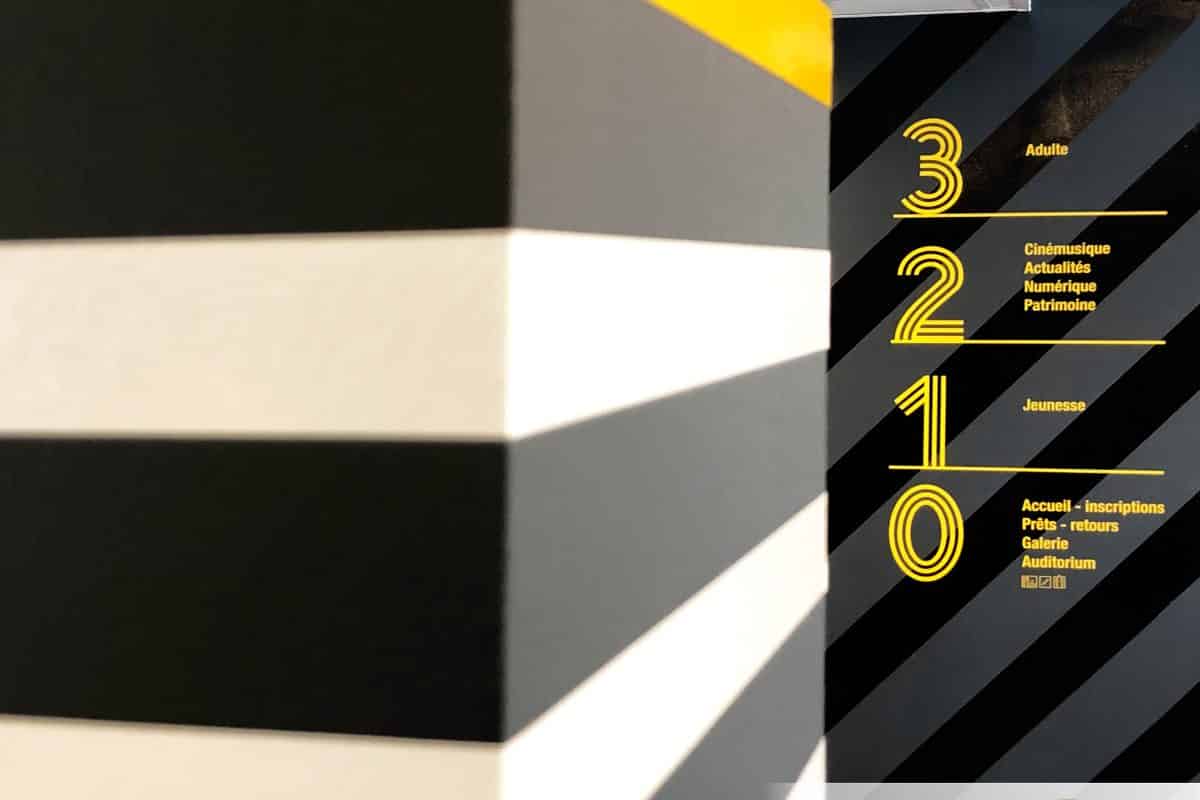     Une signalétique architecturale sobre et un agencement pur – Médiathèque d’Hyères (83)  