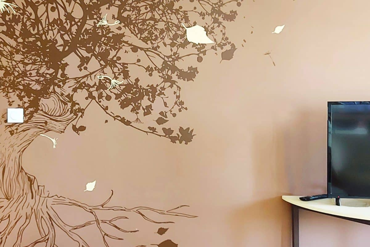   UNE DÉCORATION MURALE AUX DESIGNS FOISONNANTS – IME LA CÔTE SAINT-ANDRÉ – GRENOBLE (38)  