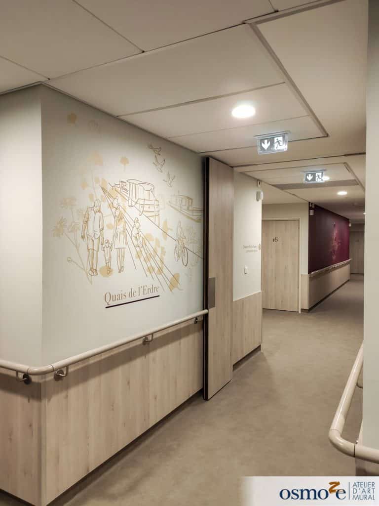 couloirs du chca agencé par des fresques décoratives et signalétiques
