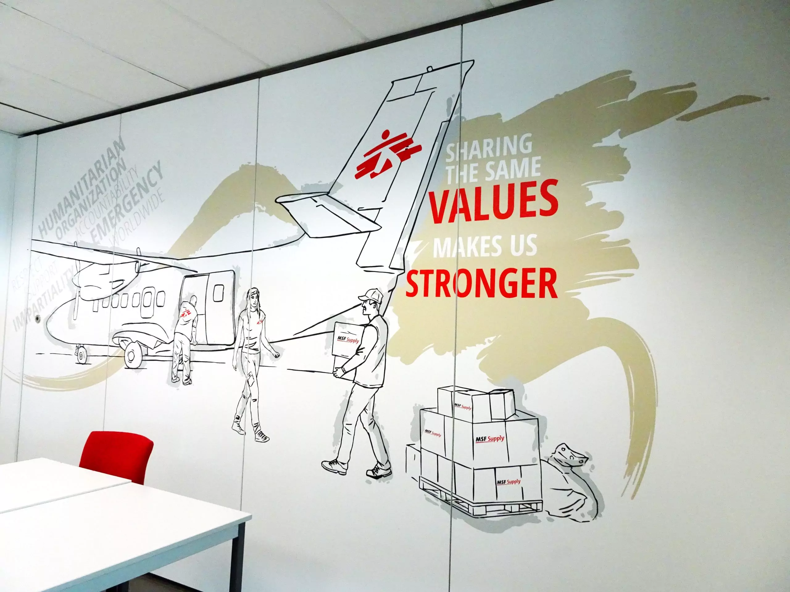 De majestueux designs filaires recouvrent désormais les murs de MSF Supply à Bruxelles