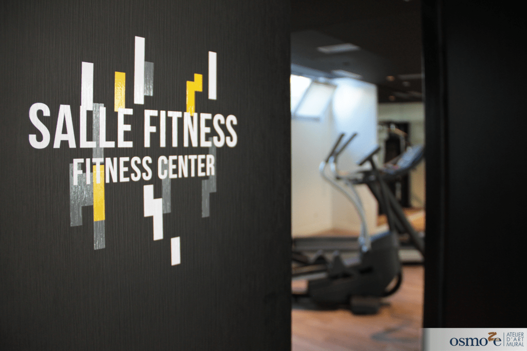 Signalétique hôtel : l’incroyable transformation esthétique de l’hôtel Kyriad Prestige de Paris Bercy (12e) 15 Signalétique directionnelle de porte