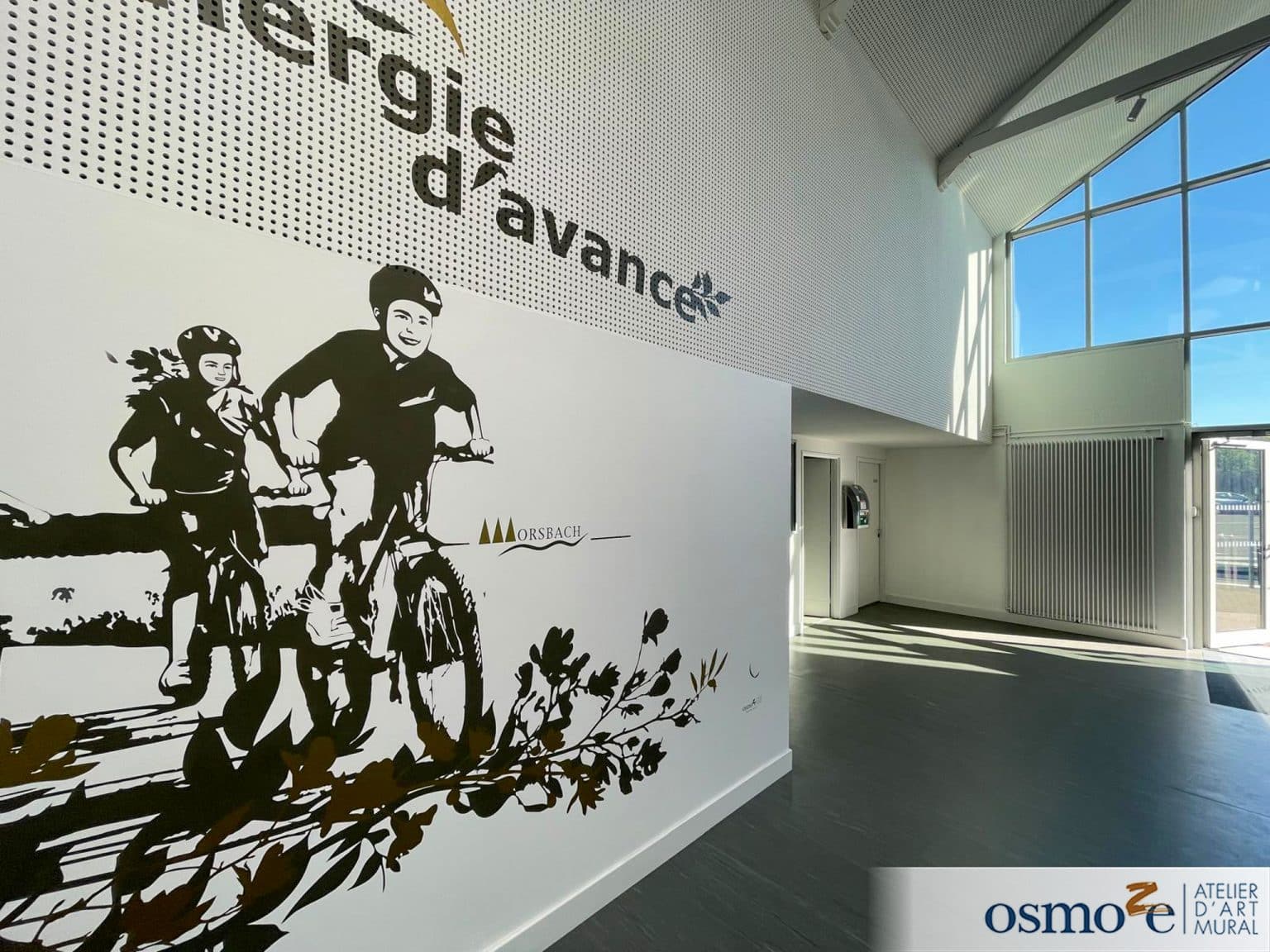Fresque murale sur mesure à Morsbach : L’Atelier Osmoze signe la théâtralisation du gymnase Olivier Krumbholz (57)