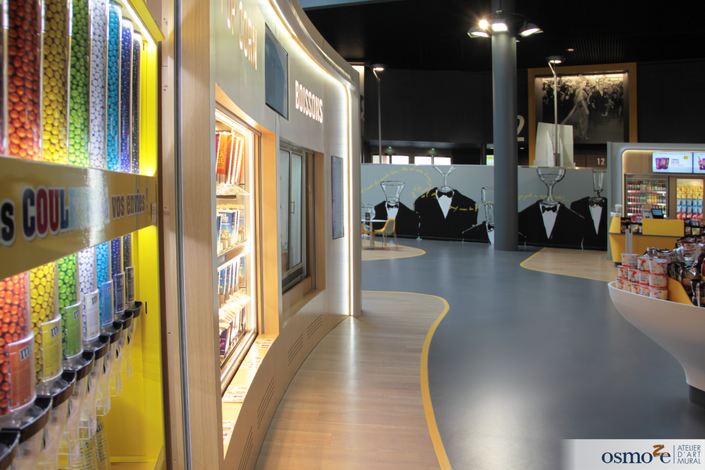 Une première en Europe. Le cinéma Gaumont Pathé (Alsace - 67) est devenu encore plus smart... pour son espace lounge bar et son espace d'attente. 11 Fresque murale en arrière plan