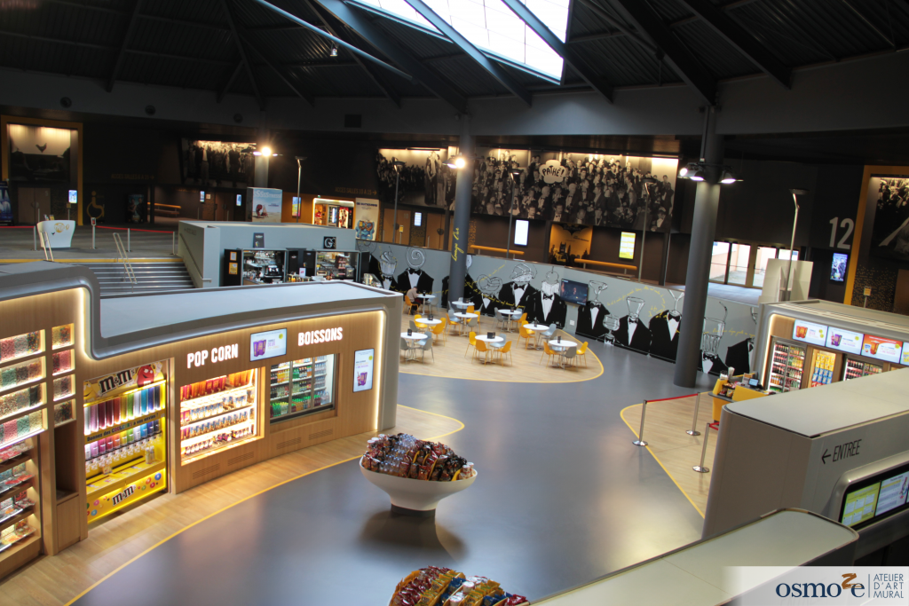 Une première en Europe. Le cinéma Gaumont Pathé (Alsace - 67) est devenu encore plus smart... pour son espace lounge bar et son espace d'attente. 9 Lounge bar vue d'en haut