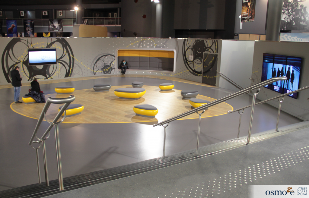 Une première en Europe. Le cinéma Gaumont Pathé (Alsace - 67) est devenu encore plus smart... pour son espace lounge bar et son espace d'attente. 10 Espace d'attente