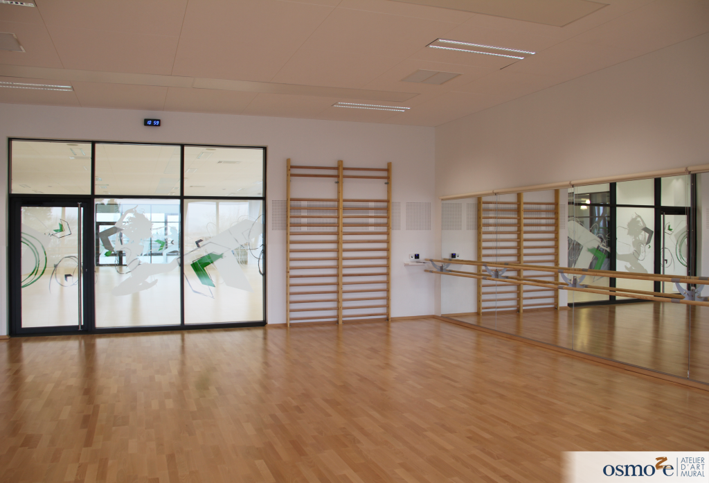 Vitrophanie décorative dans les centres sportifs 