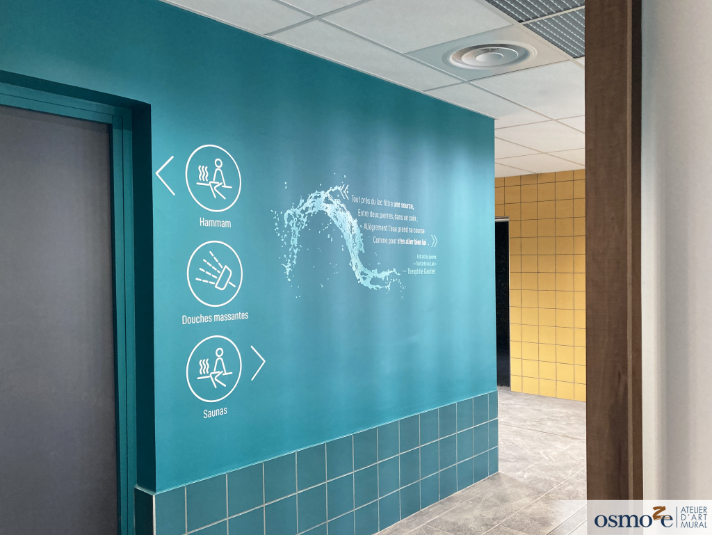 Pictogrammes de signalétique et fresque murale avec citation 