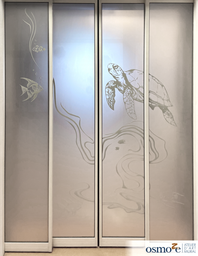 Vitrophanie et mise en discrétion 