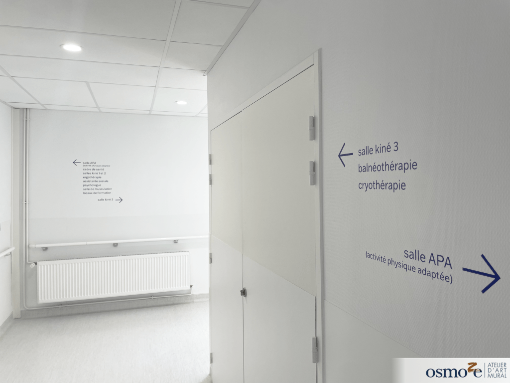 Osmoze met son art mural au service du Centre Hospitalier public de Hauteville (01) 39 Signalétique de direction