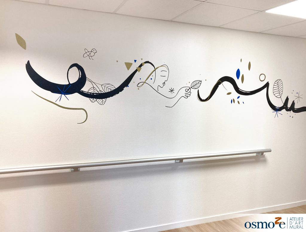 Une identité visuelle forte et différenciante signée Osmoze pour la MAEPA Camille Claudel (44) 9 Fresque graphique pour un EHPAD - tons noir, doré et bleu sur un mur de couloir blanc