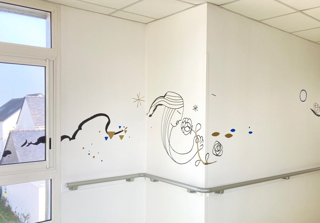 Une identité visuelle forte et différenciante signée Osmoze pour la MAEPA Camille Claudel (44) 11 Fresques graphiques recouvrant les murs et les vitres d'un EHPAD
