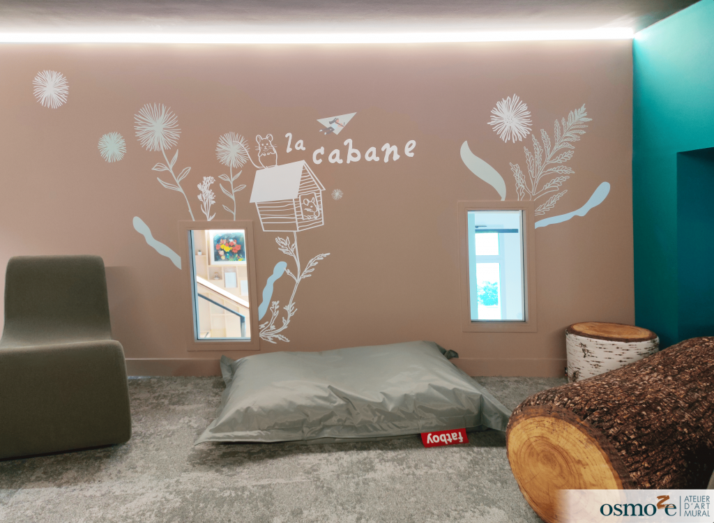 Décoration murale de l'espace bien-être "la cabane" de la médiathèque de Vinay - souris - plantes