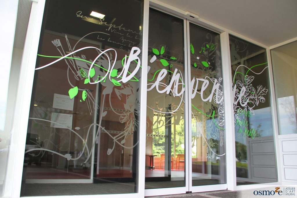 Vitrophanie de bienvenue à l'entrée de l'EPMS