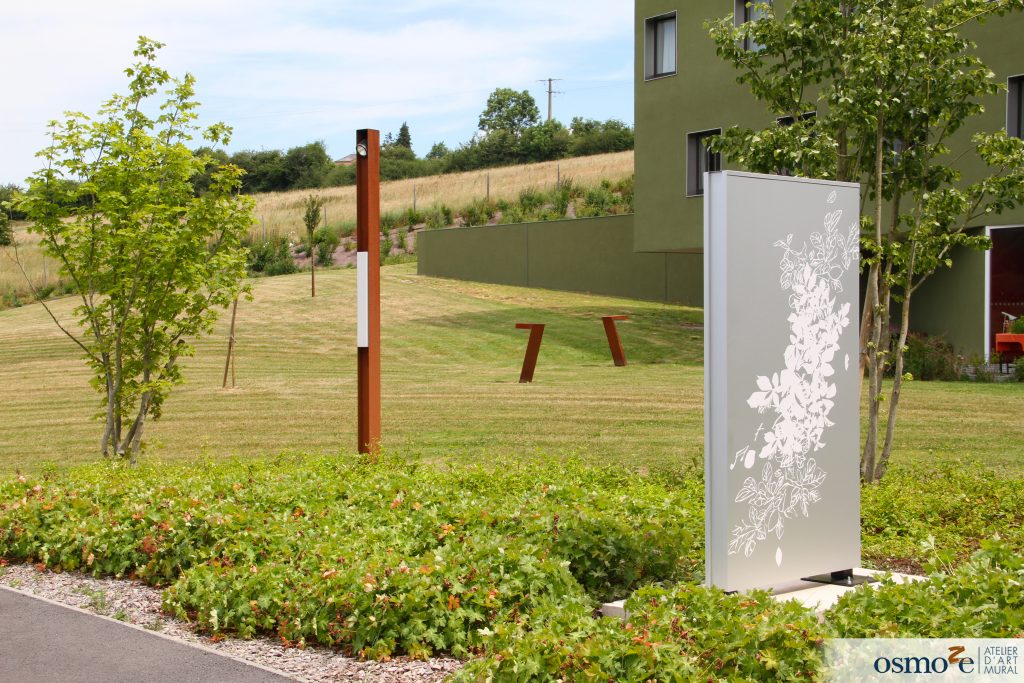 Totem décoré de végétaux 