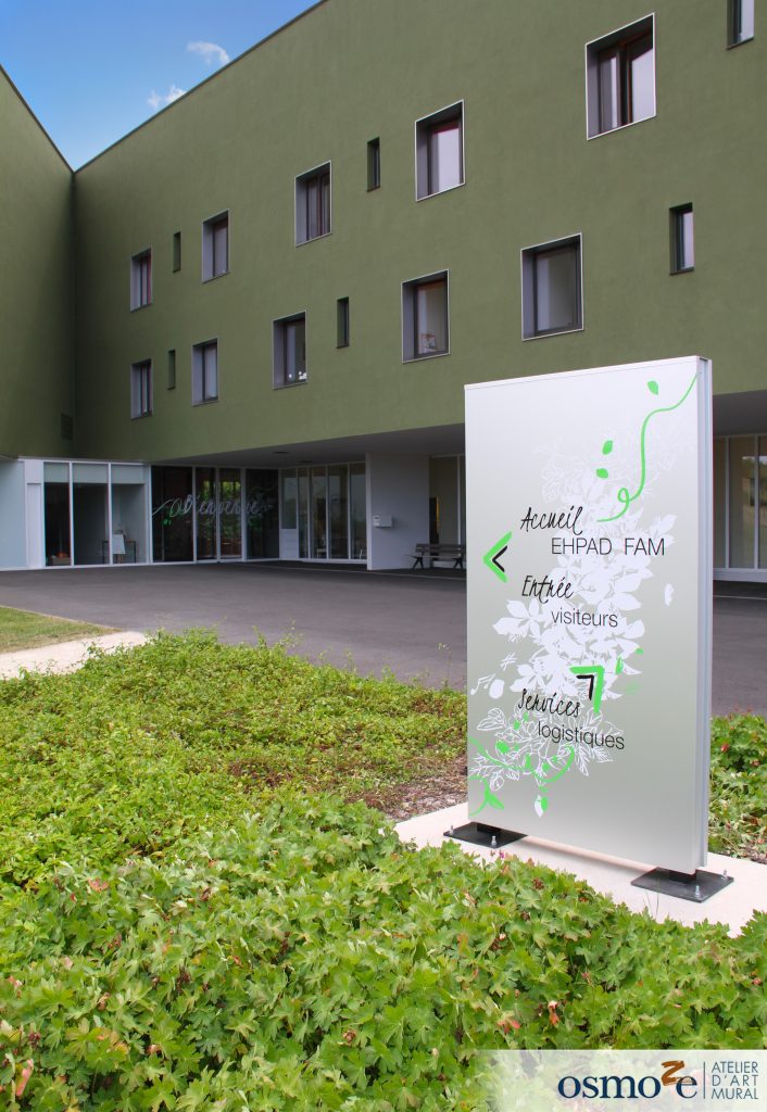 Élément de signalétique directionnelle - totem décoré 