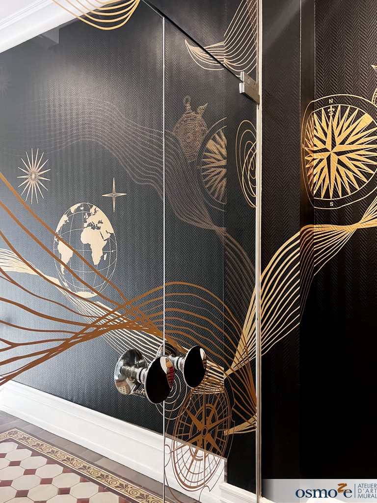 3 Quai Sturm à Strasbourg : une décoration murale entre voyage et imaginaire 12 Décoration murale de bureaux, vue de la vitrophanie d'entrée