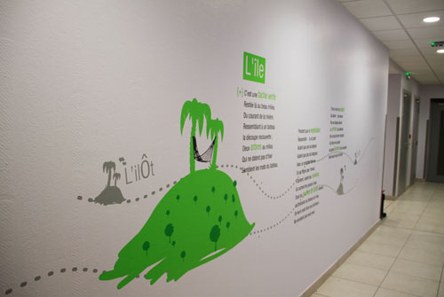 decoration murale vinyle couloir creche enfant